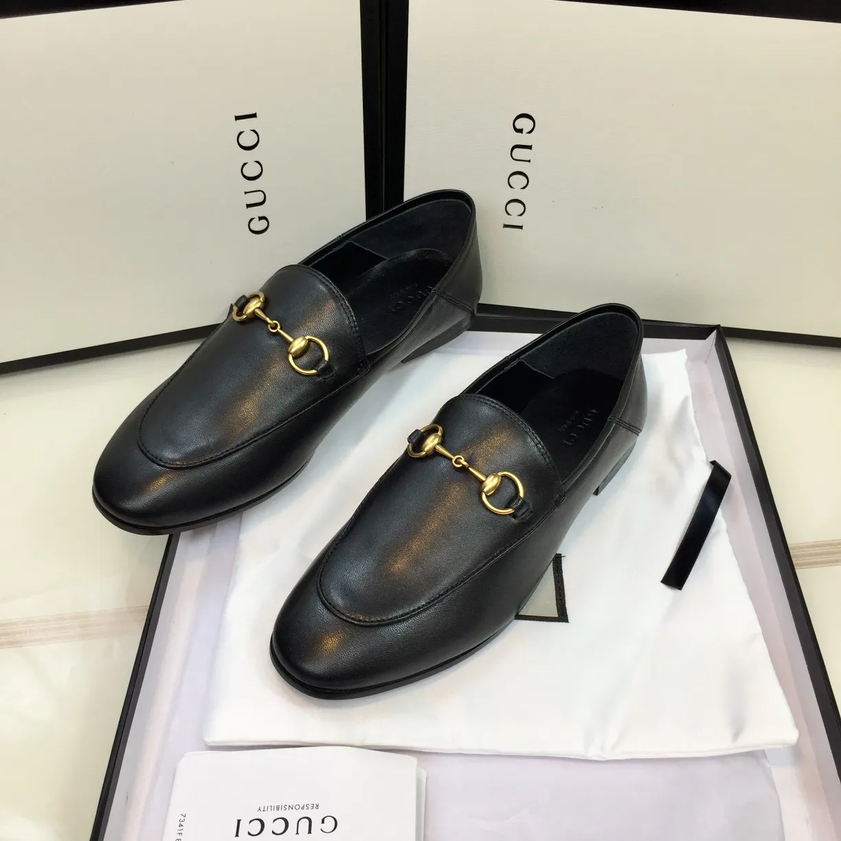 👟👟Ex-factory price 440👟👟～～GUCCI～Gucci Gucci classic century model, classic strawberry 3D printing, never fade, original purchase, purchasing agent level, welcome to compare, do not return the original version, G family classic flat shoes, mules, slippers and half slippers. Stamped logo Fabric: Original calfskin, lining feet/cowhide lining Outsole: Imported genuine leather outsole Size: 34-41 "34/41 custom-made, non-refundable, please come first to order. Verbal customization is not accepted" This panel can be customized Men's size: 39-45 "Custom-made, non-refundable" Packaging: Comes with a full set of top-quality packaging